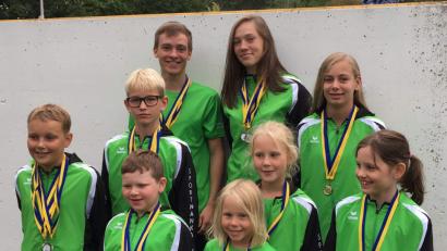 Bild: u
Ausgezeichnete Platzierungen erreichten die Hirschauer Schwimmerinnen und Schwimmer beim 6. Wackersdorfer Panoramabad-Schwimmfest. Von Links: Samuel Lippert, Cornelius Lohner, Niklas Schenzel, Hannah Birner, Emely Lippert, Katharina Ott, Anna-Lena Rösch, Vorne: Jonas Arnold und Tialda Lippert.