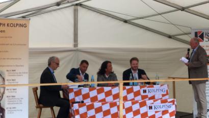 Bild: jp
Georg Dürr von Kolping Neumarkt/Kastl (rechts) begrüßt die Teilnehmer der Kastler Podiumsdiskussion (von links) Diakon Markus Weinländer, Uwe Bergmann, Alexandra Sitter und Henner Wasmuth.