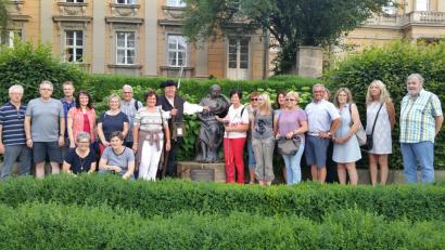 Bild: hzi
Grüne Ecken, Canale Grande und Kirchen: Zu bekannten und weniger bekannten Orten in Bayreuth führt Nachtwächter Peter I. (stehend, Achter von links) die Besucher von der KAB Thurndorf.