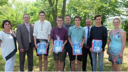Bild: ohr
Von den vier Schulbesten beim Qualifizierenden Abschluss an der Mittelschule Schmidgaden 
erreichten (ab Dritter vorne von links) Bastian Obendorfer (1,3) und Stefan Ruidisch (1,3) die Note „Sehr gut“. Fabian Ott (1,7) und Leon Mösbauer (1,8) schafften eine „1“ vor dem Komma. Klassenleiterin Diana Wachtel, Rektor Klaus Ruetz (vorne von links) und Elternbeiratsvorsitzende Andrea Hölzl (rechts) sowie die Bürgermeister (hinten von rechts) Josef Deichl (Schmidgaden) und Christian Ziegler (Fensterbach) sprachen die Glückwünsche aus