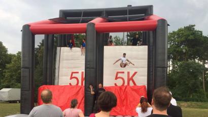 Bild: thomas.kosarew@oberpfalzmedien.de
Die angekündigte zehn Meter hohe und 40 Meter lange Rutsche wird nicht aufgebaut. Dafür steht am Wochenende ein Sprungturm wie dieser auf dem Marktplatz. Los geht’s am Samstag um 17 Uhr.