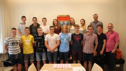 Bild: den
Schüler der 9. bis 11. Klasse bekommen mit Lehrer Jens Zimmermann von Bürgermeister Uli Roth (rechts) Einblicke in die Gemeindepolitik.