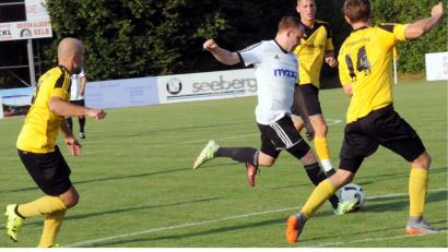Bild: heh
Der SV Poppenreuth gewann an Donnerstag das erste Heimspiel der neuen Saison gegen den SSV Kasendorf mit 3:1. Hier zieht Gästespieler Dominik Schorn (weißes Trikot) vor dem Poppenreuther Spielertrainer Vaclav Peroutka (Nummer 14) ab.