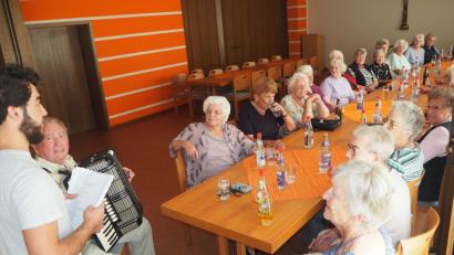 Bild: gz
Der Organisator des Seniorenkreises Isa Daoud begrüßt alle Seniorinnen und Helmut Moll übernimmt das musikalische Programm.