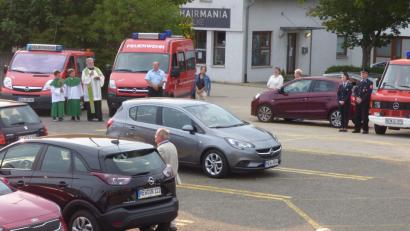 Bild: mng
Segen für alles, was Räder hat, bevor es in die Ferien- und Hauptreisezeit geht. Neben Autos waren auch Fahr- sowie Motorräder vertreten und standen aufgereiht auf dem Parkplatz des Rewe-Marktes, um von Pfarrer Edmund Prechtl gesegnet zu werden.
