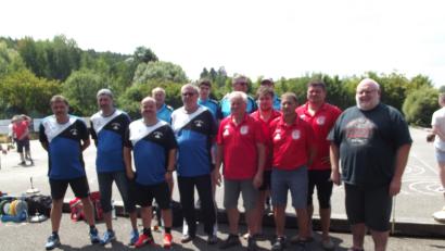 Bild: frd
Die drei Siegermannschaften stellten sich zusammen mit Wettbewerbsleiter Joachim Welnhofer zum Erinnerungsfoto. Bild: frd