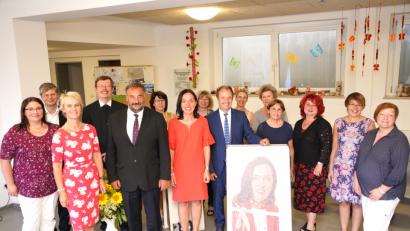 Bild: fvo
Rektorin Tanja Willax-Nickl (Siebte von links) wird an der Grundschule Waldthurn verabschiedet. Dem Festakt wohnt auch Ehemann Dr. Michael Nickl (Siebter von rechts) und Schulamtsdirektorin Christine Söllner (Dritte von links)
