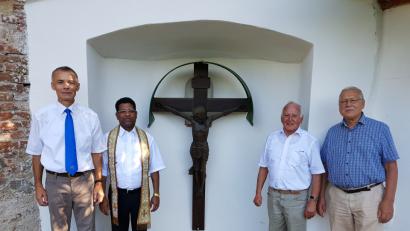 Bild: hir
Die „Retter“ des Holzkreuzes (von links): Präfekt Alois Kleierl, Pfarrer Georg Parampilthadathil , Kirchenpfleger Karl Hirmer und Christoph Schnabel nach der Segnung.