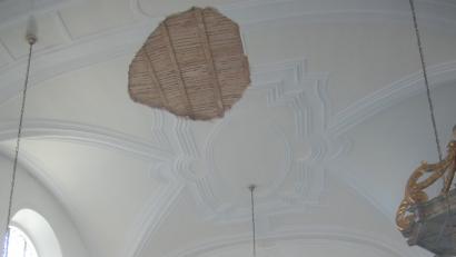 Bild: grm
Ein zwei bis drei Quadratmeter großes Stück Verputz ist im April von der Decke der St. Barbara-Kirche herabgestürzt. Nun beginnen die Restaurierungsarbeiten.