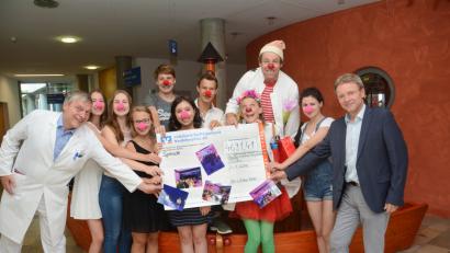 Bild: Gabi Schönberger
Das "Abi-Kommitée" des Elly-Heuss-, des Augustinus- und des Kepler-Gymnasiums überreicht im Foyer der Kinderklinik die Spende an die Klinik-Clowns.
Von links: Julia Bäumler, Hannah Rauch, Antonia Ostermeier, Sebastian Betz, Laura Attiq, Fabian Puckschamel, Chiara Romanini