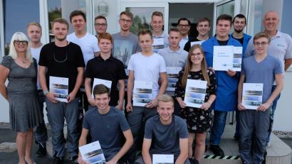 Bild: do
Viel Lob, Prämien und ein Grillfest: Das ist die Belohnung für die Rogers-Azubis angesichts ihrer tollen Zeugnisse. Unser Bild zeigt den erfolgreichen Nachwuchs unter anderem mit Personalleiterin Anette Enders (links) und Ausbildungschef Johannes Beierl (rechts).