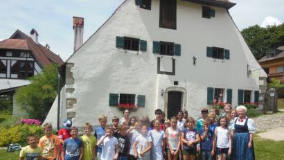 Bild: exb
Die Kastler Grundschüler vor dem Heimatmuseum von Anna Maria Weiß.