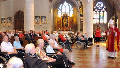 Bild: Stephan Huber
Bischof Rudolf Voderholzer bei der Predigt in der Basilika St. Martin. Die Heimbewohner und Ehrengäste lauschen interessiert.