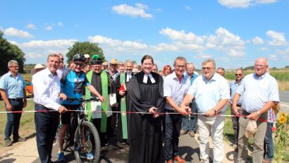 Bild: stg
Das Band schneiden unter anderem die beiden Bürgermeister Manfred Porsch (Zweiter von rechts) und Werner Nickl (Dritter von rechts) mit Henner Wasmuth (rechts) vom Staatlichen Baumt durch.