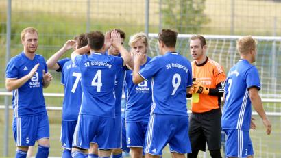 Bild: Hubert Ziegler
Endlich einmal wieder konnten sich die Raigeringer über Punkte freuen. Nach einer trostlosen Saison in der Landesliga starteten die Panduren mit einem Sieg in die neue Bezirksliga-Runde. Jetzt steht das erste Heimspiel auf dem Programm – und da geht es gleich richtig zur Sache: Zu Gast ist der SV Inter Bergsteig Amberg.
Die Spieler des SV Raigering klatschen sich vor dem Anpfiff gegenseitig ab