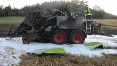 Bild: Polizei
Restlos ausgebrannt ist die Strohpressmaschine auf einem abgeernteten Feld.