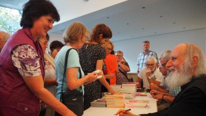 Bild: krb
Pater Anselm Grün signiert gerne einige Bücher der Besucher.
