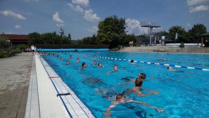 Bild: exb
500 Schüler der Naabtal-Realschule sprangen in Perschen ins Wasser und zogen bis zu 100 Bahnen im Olympiabecken.
