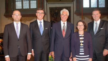 Bild: gib
Bürgermeisterin Gertrud Maltz-Schwarzfischer (Zweite von rechts) und Bayerns Heimatminister Albert Füracker (links) gratulierten dem neu gewählten IHK-Präsidenten Michael Matt (Zweiter von links), dem scheidenden Präsidenten Gerhard Witzany (Mitte) und IHK-Hauptgeschäftsführer Jürgen Helmes zum Jubiläum.