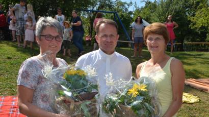 Bild: dob
Dekan Alexander Hösl (Mitte) dankte der Leiterin der Kindertagesstätte, Luise Dietl (links), und Kinderpflegerin Gabriele Kreuzer (rechts) für 30 und 20 Jahre im Team der Einrichtung.