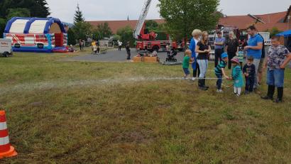 Bild: mde
Beim Zielspritzen mit dem D-Strahlrohr auf Pylonen ist Geschicklichkeit gefragt. Viele Kinder lassen sich Schminken.