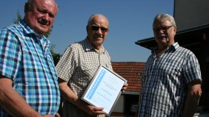Bild: gpa
Wegen der hochsommerlichen Temperaturen erfolgt die Übergabe der Urkunde an den neuen Ehrenvorsitzenden des Rentner- und Pensionistenvereins Kirchenthumbach spontan im Freien. Unser Bild zeigt Hans „Ludwig“ Krapf (Mitte) mit Vorsitzenden Hans Joachim Heinzel (rechts) und Schatzmeister Gerd Stingl.