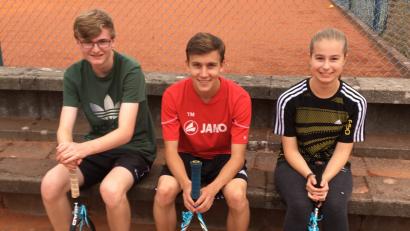 Bild: dob
Tim Mirus (Mitte) sammelte die meisten Schleiferl beim Schleiferlturnier der TV-Tennisabteilung. Sarah Striegl (rechts) und Simon Bücherl (links) waren ihm dicht auf den Fersen.