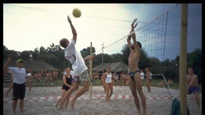 Bild: sne
Waldbad-Cup 1995: Damals spielen die Sportler auf nur zwei Feldern und mit einfachen Mitteln, doch seitdem ist viel passiert.