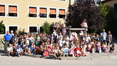 Bild: bnr
Nur strahlende Gesichter gab es bei der Siegerehrung der Waldjugenspiele. Die Grundschule Nabburg belegte der ersten Platz vor Pfreimd und Neunburg. Es gratulierten (von links) Förster Fritz Reichert, Lehrer Martin Fuchs, Forstpatin Yvonne Wolfrum und Forstpate Michael Forster, rechts Lehrer Michael Eichinger und Lehrerin Julia Eibner.