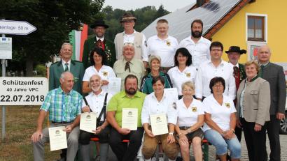 Bild: dl
Das Jubiläum bot dem Vorderlader- und Pistolenclub einen Anlass, treue Mitglieder zu ehren. Schirmherr Walter Schauer, OSB-Präsidentin Herta Zeiler und Schützenmeister Ludwig Dirscherl (von rechts) sowie Gauschützenmeister Manfred Muck (links stehend) gratulierten.