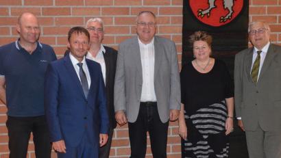 Bild: Kunz
Die Ausstellung eröffnen (von links) Dr. Sebastian Schott, Bürgermeister Jens Meyer, Dr. Andreas Wehrmeyer, Bürgermeister Lothar Höher, Petra Vorsatz und Dr. Wolf-Dieter Hamperl.