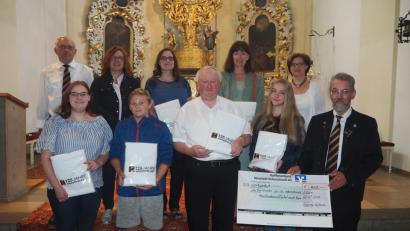 Bild: gz
Pfarrer Erwin Bauer dankt im Namen der Ministranten für die 400 Euro-Spende.