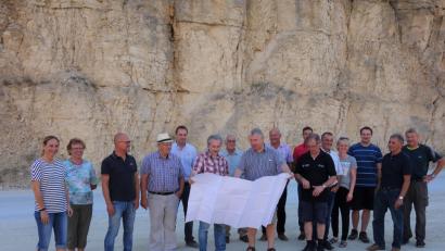 Bild: tra
Ulrike Pongratz (links), Alexander Pongratz (Dritter von links), Walter Pirner (Fünfter von links), Rainer Rubenbauer (Sechster von links), Bürgermeister Markus Dollacker (Achter von links) und die Gemeinderäte machen sich vor Ort ein Bild im Schotterwerk Pongratz.