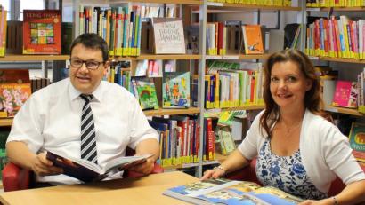 Bild: Hirsch
Bürgermeister Thomas Falter und Leiterin Christina Kostka freuen sich über die positive Entwicklung der Bücherei.