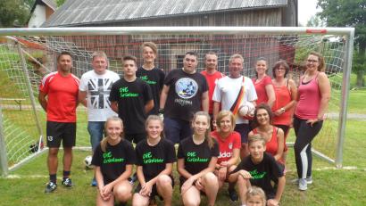 Bild: soj
Die beiden Grünlaser Fußballmanschaften, eine Damenauswahl und Jugendliche aus Grünlas.