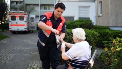Bild: Britta Pedersen/dpa-Zentralbild
An heißen Tagen brauchen vor allem ältere Menschen immer wieder medizinische Hilfe. Oft geht es dann darum, schnell Flüssigkeit zuzuführen