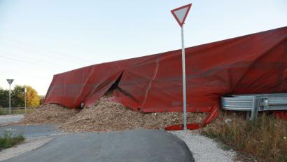 Bild: Jürgen Masching
Ein Lastwagen hat bei einem Unfall bei Neumarkt Hackschnitzel verloren.