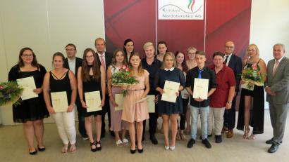 Bild: Dobmeier
14 Absolventen der Berufsfachschule für Krankenpflegehilfe Neustadt/WN erhalten das Zeugnis zum Krankenpflegehelfer, die drei Besten bekommen Blumen.