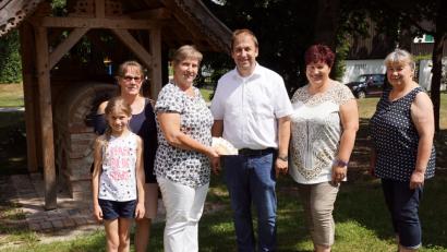 Bild: bkr
Elfriede Stock mit Tochter Sophie (von links) und Irmgard Zintl sowie (von rechts) Sabine Kastner und Martina Sticht überreichen an Holger Hassel eine Spende für das SOS-Kinderdorf.