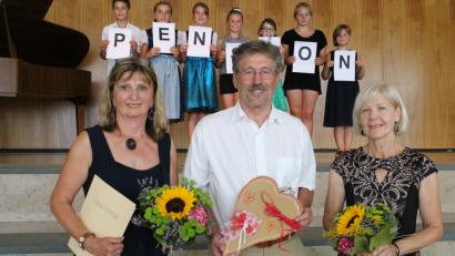 Bild: Michaela Lowak
Elisabeth Koch (von links), Georg Hammer und Gabriele Günther nehmen Abschied von der Grund- und Mittelschule.