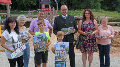 Bild: nm
"FREU.ZEIT" heißt es am Flossenbürger Gaisweiher. Landrat Andreas Meier und sein Team stellen einen Freizeitkatalog für Kinder vor – eine vom Landratsamt sorgfältig zusammengestellte Stoffsammlung, die Spaß macht.