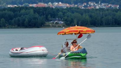 Bild: Wilhelm Amann
"Das ist Urlaub daheim", freut sich Iris und springt aus dem Gummiboot. "Ich muss jetzt erst mal ins Wasser", ruft sie Charly zu mit dem sie über den Steinberger See gepaddelt ist.