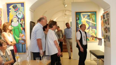Bild: cs
Kurator Josef Schaller (rechts) erläutert die Konzeption der Lodes-Ausstellung in den neuen Räumen im ehemaligen Schenkl-Schulhaus.