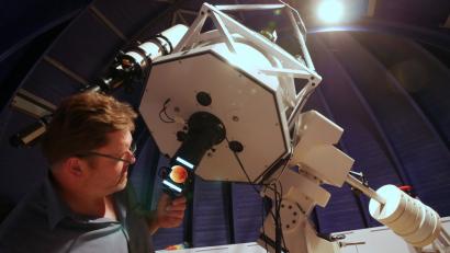 Bild: tr
Am Freitag haben die Besucher der Sternwarte die Möglichkeit mit ihrem eigenen Smartphone die totale Mondfinsternis durch das große Teleskop zu fotografieren. Peter Postler macht es schon mal vor.