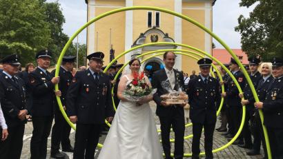 Bild: mab
Neben den Kollegen der Braut von der Sparkasse formierten sich auch die Feuerwehren nach dem festlichen Gottesdienst zu einem Spalier.