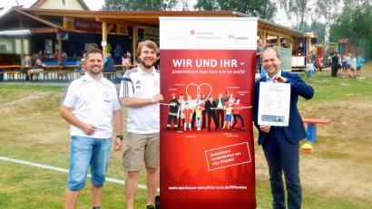 Bild: hai
Über das gelungene Crowdfunding-Projekt, die witterungsfeste Überdachung in Massivbauweise (im Hintergrund), freuen sich von links ASV-Vorsitzender Stephan Veigl sowie Filialbereichsleiter Peter Ferber und Vorstand Hans-Jörg Schön von der Sparkasse Oberpfalz Nord.