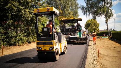 Bild: arw
Die Straße am Engberg ist bald fertig, die Maschinen sind schon auf Höhe des Kindergartens.
