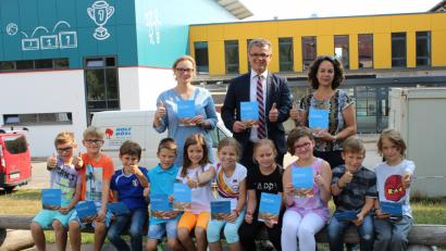 Bild: pko
Die für die Ferienbetreuung bereits angemeldeten Schüler (vorne) sind schon gespannt, mit welchen Aktionen ihnen die schulfreie Zeit verkürzt wird. Das Angebot stellten (hinten, von rechts) Rektorin Sabine Bauer, Bürgermeister Martin Birner und Lehrerin Ewa Gubernat vor.