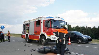 Bild: Markus Raum
Am Donnerstagabend gegen 18.25 Uhr überholt ein Motorradfahrer zwischen Haselmühl und Köfering einen Traktor. Es kam zum Unfall.
