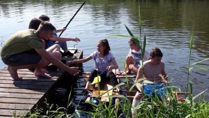 Bild: dob
Auf den selbstgebauten Floßen paddelten die Mittelschüler über den Eglseeweiher ans andere Ufer. Der Projekttag förderte den Zusammenhalt und bestärkte die Schüler im Erarbeiten von Lösungen.